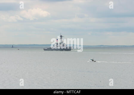 L'USS Mitscher (DDG-57) est un destroyer à missiles guidés de classe Arleigh Burke de la marine américaine mis en service en 1994 et construit par Ingalls Shipbuilding. L'image d'archive documente le destroyer transitant par l'Hudson lors de la parade des navires pour la Fleet week New York le 23 mai 2018. Banque D'Images