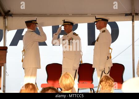 Le coureur de la Garde côtière Seneca a dirigé la cérémonie de passation de commandement le 24 mai 2018, à la base Boston, Massachusetts. Le tirage photographique d'archives documente l'échange de salutations entre les commandants entrants et sortants. Banque D'Images