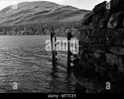 Bordure de champ en saillie, Loweswater avec Darling est tombé au-delà, Parc National de Lake District, Cumbria, Royaume-Uni Banque D'Images