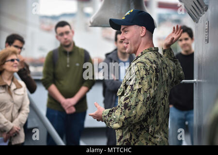 180522-N-XT273-520 LISBONNE, Portugal (22 mai 2018) La 2ème classe technicien électronique maître Gavin Beaver parle aux élèves ingénieurs portugaise au cours d'une visite à bord de relations communautaires la sixième flotte américaine navire de commandement et de contrôle USS Mount Whitney (LCC 20) à Lisbonne, Portugal, le 22 mai 2018. Le Mont Whitney, la sixième flotte américaine, phare fonctionne avec un équipage de la Marine américaine combinée des marins et militaires de commandement de transport maritime Les marins du service civil.(U.S. Photo par marine Spécialiste de la communication de masse 1re classe Justin Stumberg/libérés) Banque D'Images