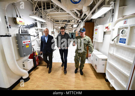 180522-N-XT273-482 LISBONNE, Portugal (22 mai 2018) La 2ème classe technicien électronique maître Gavin Beaver parle aux élèves ingénieurs portugaise au cours d'une visite à bord de relations communautaires la sixième flotte américaine navire de commandement et de contrôle USS Mount Whitney (LCC 20) à Lisbonne, Portugal, le 22 mai 2018. Le Mont Whitney, la sixième flotte américaine, phare fonctionne avec un équipage de la Marine américaine combinée des marins et militaires de commandement de transport maritime Les marins du service civil.(U.S. Photo par marine Spécialiste de la communication de masse 1re classe Justin Stumberg/libérés) Banque D'Images