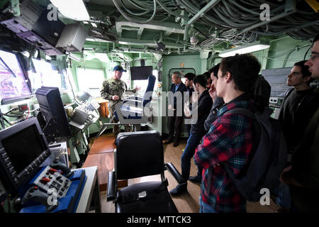 180522-N-XT273-280 LISBONNE, Portugal (22 mai 2018) La 2ème classe technicien électronique maître Gavin Beaver parle aux élèves ingénieurs portugaise au cours d'une visite à bord de relations communautaires la sixième flotte américaine navire de commandement et de contrôle USS Mount Whitney (LCC 20) à Lisbonne, Portugal, le 22 mai 2018. Le Mont Whitney, la sixième flotte américaine, phare fonctionne avec un équipage de la Marine américaine combinée des marins et militaires de commandement de transport maritime Les marins du service civil.(U.S. Photo par marine Spécialiste de la communication de masse 1re classe Justin Stumberg/libérés) Banque D'Images