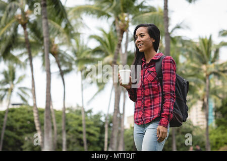 Beautiful woman holding Coffee cup in park Banque D'Images