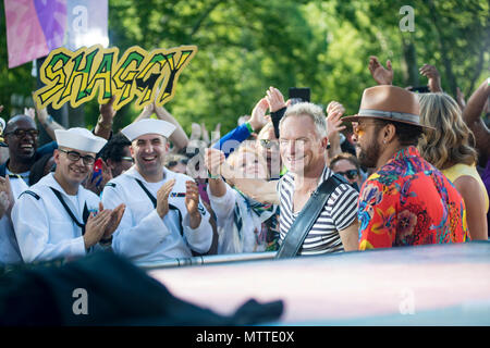 180525-N-up035-0265 NEW YORK (25 mai 2018) Les artistes Sting et Shaggy effectuer sur Good Morning America dans Central Park lors de la Fleet Week New York 2018. Maintenant dans sa 30e année, la Fleet Week New York est la ville est temps-honoré célébration de la mer services. C'est une occasion unique pour les citoyens de New York et la région des trois états pour répondre marins, marines et gardes côte, ainsi que de constater par moi-même les dernières capacités des services maritimes d'aujourd'hui.(U.S. Photo par marine Spécialiste de la communication de masse 1re classe Mike DiMestico / relâché) Banque D'Images