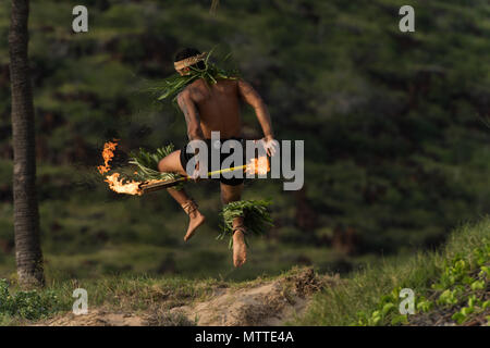 Danseuse de feu mâle d'effectuer avec le feu levi stick Banque D'Images