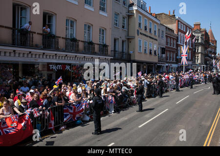 Windsor, Royaume-Uni. 19 mai, 2018. Des milliers de sympathisants bordent les rues de Windsor pour assister à la procession de chariot, le prince Harry et Meghan Markl Banque D'Images