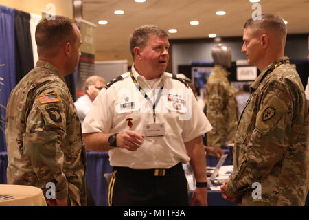 Le major-général Mark O'Neil, commandant de l'armée américaine Alaska parle avec des soldats à la sixième édition annuelle de l'Association United States Army (AUSA) Forces terrestres du Pacifique (LANPAC) Symposium May 22 à Mai 24. Banque D'Images