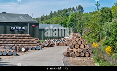 MALT WHISKY barils ou tonneaux empilés à TAMDHU PRÈS DE LA RIVIÈRE SPEY AU PRINTEMPS SPEYSIDE ECOSSE Banque D'Images