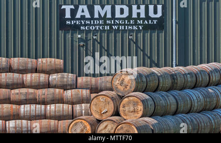 MALT WHISKY barils ou tonneaux empilés en rangées TAMDHU PRÈS DE LA RIVIÈRE SPEY SCOTLAND SPEYSIDE Banque D'Images