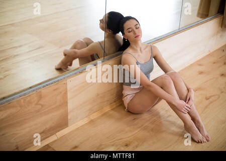 Danseuse de dormir dans un studio de danse Banque D'Images