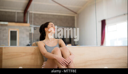 Danseuse de dormir dans un studio de danse Banque D'Images