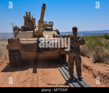 La CPS. Derek étincelles, un mécanicien de véhicules de piste, avec la société D, 106e Bataillon de soutien, aide à mettre une voie de retour ensemble sur un M1A1 Abrams Tank près de Oro Grande N.M., le 21 mai 2018. Le réservoir était sur la voie d'organiser le feu lorsqu'un des tuiles de la faillite. (U.S. La Garde nationale de l'armée photo par le Sgt. Bretagne Johnson.) Banque D'Images