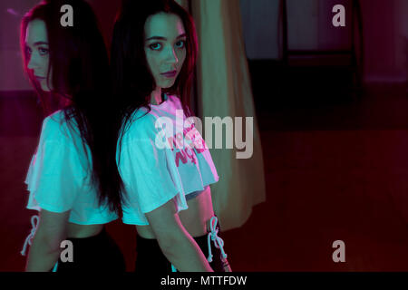 Danseuse appuyé contre miroir à un studio de danse Banque D'Images