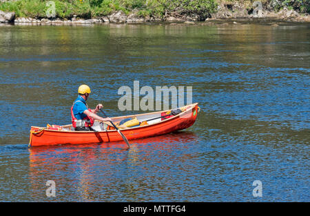 Rivière SPEY SCOTLAND SPEYSIDE TAMDHU AU CANOÉISTE CANOË SOLEIL DU PRINTEMPS EN PERSONNE DANS UNE ORANGE CANOË SUR UNE GRANDE PISCINE DANS LA RIVIÈRE Banque D'Images