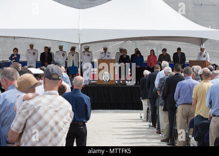 180526-N-BT947-1157 Portsmouth, NH (26 mai 2018) Personnes baissent la tête pour la bénédiction lors de l'indépendance variante de combat littoral USS Manchester (LCS 14) Cérémonie de mise en service. Manchester est le 12e navire de combat littoral à entrer dans la flotte et le septième de la variante de l'indépendance. Le navire porte le nom de la ville de Manchester, New Hampshire et est affecté à des forces de surface de la Marine, de la Flotte du Pacifique des États-Unis. (U.S. Photo par marine Spécialiste de la communication de masse 2e classe Jacob I. Allison/libérés) Banque D'Images