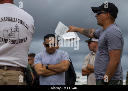 Le s.. Christopher Reyna, instructeur-chef, Centre de formation au tir du formel, de l'École d'Infantry-West, traite de l'ordre des événements à la di-W Live-Fire l'éducation militaire professionnelle et Match le Marine Corps Base Camp Pendleton, en Californie, le 26 mai 2018. L'événement comprenait une histoire et le maniement des armes, un incendie, de familiarisation et d'une compétition de tir réel d'introduire les participants aux armes historiques et d'honorer les soldats qui ont servi au cours de la guerre révolutionnaire à l'époque ceux qui servent aujourd'hui. (U.S. Marine Corps photo par Lance Cpl. Noah) Rudash Banque D'Images