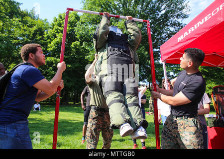 Un spectateur tente d'effectuer une remontée au cours de la Journée maritime dans le cadre de la Fleet Week New York à Prospect Park à Brooklyn, New York, 26 mai 2018. La Fleet Week New York est l'occasion pour le public américain pour répondre à leurs Corps des Marines, les équipes de la Marine et de la Garde côtière et de l'expérience de la mer de l'Amérique. (U.S. Marine Corps photo par le Sgt. Samuel Guerra) Banque D'Images