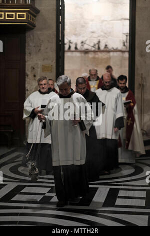 Les prêtres franciscains participant à la messe quotidienne dans la chapelle de Marie Madeleine à l'intérieur de l'église du Saint Sépulcre vieille ville Jérusalem Israël Banque D'Images