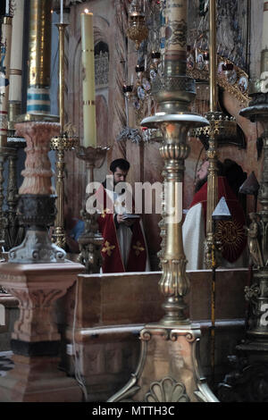 Les prêtres franciscains prenant part à l'édicule, rénové la 14e Gare de la croix traditionnellement admis à être le site de la crucifixion et de la tombe de Jésus Christ à l'intérieur de l'église du Saint-Sépulcre dans la vieille ville, quartier chrétien de Jérusalem Israël Banque D'Images