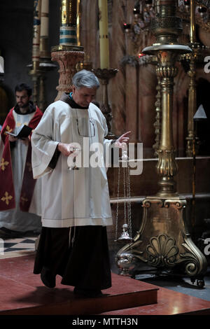 Les prêtres franciscains prenant part à l'édicule, rénové la 14e Gare de la croix traditionnellement admis à être le site de la crucifixion et de la tombe de Jésus Christ à l'intérieur de l'église du Saint-Sépulcre dans la vieille ville, quartier chrétien de Jérusalem Israël Banque D'Images