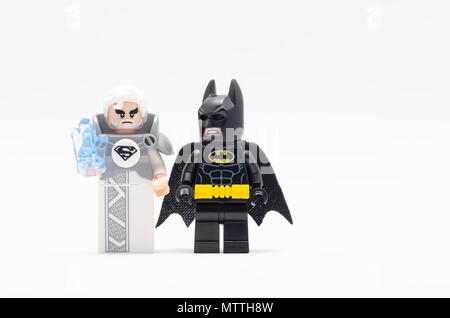 Mini figure de batman avec Jor-El tenant un cristal bleu . Figurines Lego sont fabriqués par le groupe Lego. Banque D'Images