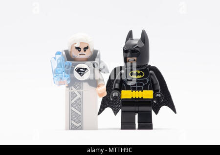 Mini figure de batman avec Jor-El tenant un cristal bleu . Figurines Lego sont fabriqués par le groupe Lego. Banque D'Images