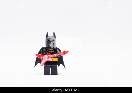 Mini figure de batman holding guitare électrique. Figurines Lego sont fabriqués par le groupe Lego. Banque D'Images