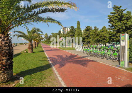 La station de location de vélos et piste cyclable au parc Miracle, Batumi, Géorgie Banque D'Images