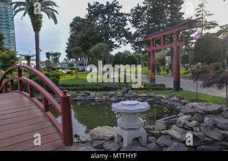 Jardin de style japonais au parc Miracle, Batumi, Géorgie Banque D'Images