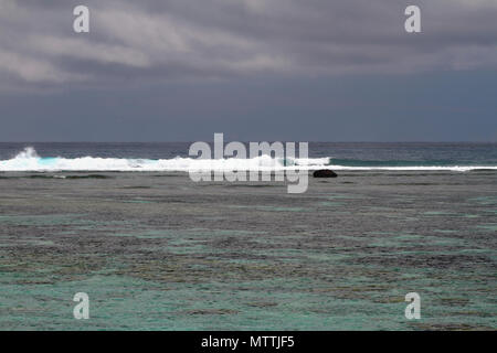 Des vagues sur les récifs coralliens et le lagon Hermitage, Réunion Banque D'Images