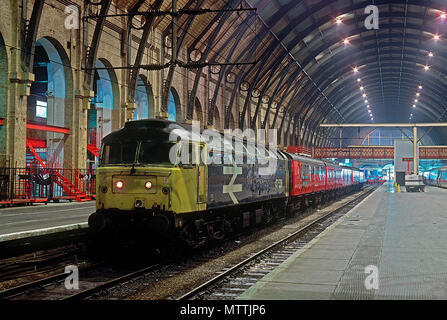 Un certain nombre de locomotives diesel de la classe 47 47536 attend que l'heure de voyage réservée avec un train postal à London Kings Cross le 7 janvier 1994. Banque D'Images