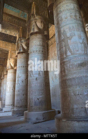 Intérieur de la salle hypostyle peint et sculpté à Dendera Temple. Ancien Temple égyptien près de Qena. Banque D'Images