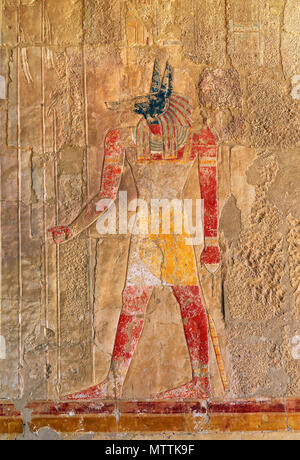 L'Egypte ancienne image en couleur d'Anubis sur mur dans Luxor Banque D'Images