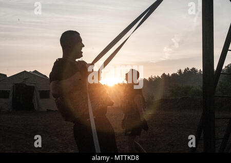 Tôt le matin, 0500 Memorial Day, le 28 mai 2018, les membres de la 678e ADA BDE, Caroline du Sud Garde nationale ont effectué leur travail de la journée (WOD), en effectuant le Héros WOD appelé 'Le Murph', en l'honneur du lieutenant Michael Murphy et ceux, hommes et femmes qui ont donné leur vie dans l'exercice de leurs fonctions. Ce WOD se composait d'un mile run, 100 200 pull-up, push-ups, l'air 300 squats et un autre one-mile run. Banque D'Images