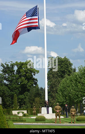 Marines américains et les soldats français et américains les drapeaux en berne au cours d'une cérémonie en souvenir du passé enfoui à Oise- Aisne American Cemetery and Memorial, le 27 mai, Seringeset- Nesles, France. La cérémonie s'est déroulée comme un événement Jour commémoratif en l'honneur du 100e anniversaire de tombé sur l'engagement américain dans la Première Guerre mondiale. US Army Photo Cpl Kevin Sterling Payne Banque D'Images