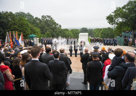 Le président Donald J. Trump dépose une gerbe sur la Tombe du Soldat inconnu au cours d'une cérémonie du Jour du souvenir avec le secrétaire de la Défense James N. Mattis et président de l'état-major des armées le général Joseph F. Dunford Marin Jr., au cimetière national d'Arlington, à Arlington, Va., le 28 mai 2018. (DoD photo par le Sgt armée. L'Amber I. Smith) Banque D'Images