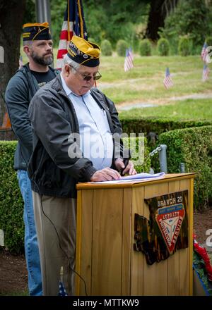 180528-N-EH218-0025 Bremerton, dans l'État (28 mai 2018) Marine retraité chef technicien de coque, Maître Frank Duncan, ancien président de la Direction générale de l'Association de la réserve de la flotte, offre 29 mot d'ouverture d'un service de jour commémoratif à Forest Lawn Cemetery. Reconnu sur le dernier lundi de mai, le Jour commémoratif est observé en l'honneur de ceux qui ont donné leur vie pour la défense des États-Unis. (U.S. Photo par marine Spécialiste de la communication de masse 2e classe Ryan J. Batchelder/libérés) Banque D'Images