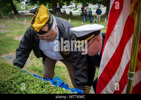 180528-N-EH218-0027 Bremerton, dans l'État (28 mai 2018) Marine retraité chef technicien de coque, Maître Frank Duncan, ancien président de la Direction générale de l'Association de la réserve de la Flotte 29, et le Capitaine Alan Schrader, commandant, Naval Base Kitsap, une couronne au cours d'un service de jour commémoratif à Forest Lawn Cemetery. Reconnu sur le dernier lundi de mai, le Jour commémoratif est observé en l'honneur de ceux qui ont donné leur vie pour la défense des États-Unis. (U.S. Photo par marine Spécialiste de la communication de masse 2e classe Ryan J. Batchelder/libérés) Banque D'Images