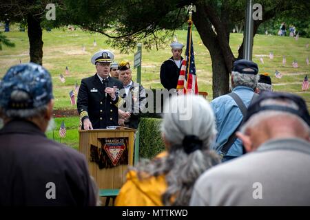 180528-N-EH218-0057 Bremerton, dans l'État (28 mai 2018) Le capitaine Alan Schrader, commandant, Naval Base Kitsap, prononce le discours au cours d'un service de jour commémoratif à Forest Lawn Cemetery. Reconnu sur le dernier lundi de mai, le Jour commémoratif est observé en l'honneur de ceux qui ont donné leur vie pour la défense des États-Unis. (U.S. Photo par marine Spécialiste de la communication de masse 2e classe Ryan J. Batchelder/libérés) Banque D'Images