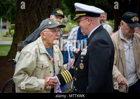 180528-N-EH218-0106 Bremerton, dans l'État (28 mai 2018) Le capitaine Alan Schrader, commandant, Naval Base Kitsap, parle avec l'ex-Cpl de l'armée américaine. Ken Ripley, de Bremerton, dans, au cours d'un service de jour commémoratif à Forest Lawn Cemetery. Reconnu sur le dernier lundi de mai, le Jour commémoratif est observé en l'honneur de ceux qui ont donné leur vie pour la défense des États-Unis. (U.S. Photo par marine Spécialiste de la communication de masse 2e classe Ryan J. Batchelder/libérés) Banque D'Images