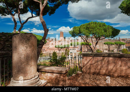 Vue sur le Forum de César et du Forum de Trajan d'anciennes ruines à partir de la colline du Capitole à Rome belvedere Banque D'Images