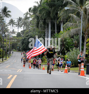 Soldats et chefs affectés à 715 e bataillon de renseignement militaire, le Renseignement militaire 500e Brigade-Theater, honorer nos héros disparus qui ont fait le sacrifice ultime au service de notre pays, en participant à l'Hibiscus le demi-marathon, le 27 mai 2018 à Waikiki, Hawaii. Pendant le demi-marathon, les soldats ont enfilé leur ruck sacs avec photos de héros qu'ils connaissaient personnellement comme ils ont marché et couru la route. Banque D'Images