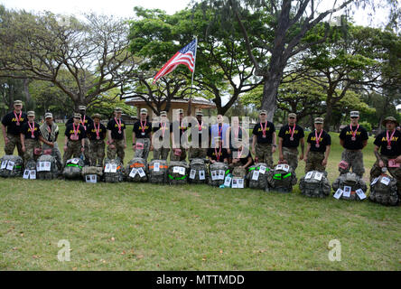 Soldats et chefs affectés à 715 e bataillon de renseignement militaire, le Renseignement militaire 500e Brigade-Theater, honorer nos héros disparus qui ont fait le sacrifice ultime au service de notre pays, en participant à l'Hibiscus le demi-marathon, le 27 mai 2018 à Waikiki, Hawaii. Pendant le demi-marathon, les soldats ont enfilé leur ruck sacs avec photos de héros qu'ils connaissaient personnellement comme ils ont marché et couru la route. Banque D'Images