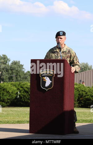 Le brig. Le général Todd Royar général commandant par intérim de la 101st Airborne Division donne ses observations au cours de l'honneur Eagle cérémonie, le 24 mai à Fort Campbell, Kentucky. À moins d'une semaine avant le jour du Souvenir, les membres de la communauté se sont réunis à l'extérieur du hall pour un honneur McAuliffe Eagle cérémonie qui inclus une gerbe accompagné par un peloton d'détail et un clairon jouer "Robinets." (Photo : Sgt. Sharifa Newton, 40e Détachement des affaires publiques) Banque D'Images