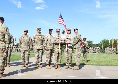 Le brig. Le général Todd Royar général commandant par intérim de la 101st Airborne Division et commande le Sgt. Le major James L. Manning division par intérim de sergent-major de commandement des soldats présents lors de la remise des prix avec honneur Eagle Cérémonie hors McAuliffe Hall le Fort Campbell, Kentucky, le 24 mai. Les soldats ont remporté les prix en gagnant le Fort Campbell's Best Air Assault Soldier la concurrence sur ses 2018 Jour de l'Aigle. (Photo : Sgt. Sharifa Newton, 40e Détachement des affaires publiques) Banque D'Images