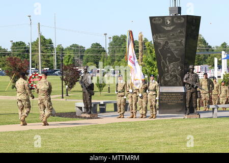 Le brig. Le général Todd Royar général commandant par intérim de la 101st Airborne Division et commande le Sgt. Le major James L. Manning agissant de sergent-major de commandement de la division portent une couronne de placer à l'avant d'un monument commémoratif en l'honneur de la cérémonie de l'aigle, le 24 mai à Fort Campbell, Kentucky. À moins d'une semaine avant le jour du Souvenir, les membres de la communauté se sont réunis à l'extérieur du hall pour un honneur McAuliffe Eagle cérémonie qui inclus une gerbe accompagné par un peloton d'détail et un clairon jouer "Robinets." (Photo : Sgt. Sharifa Newton, 40e Détachement des affaires publiques) Banque D'Images