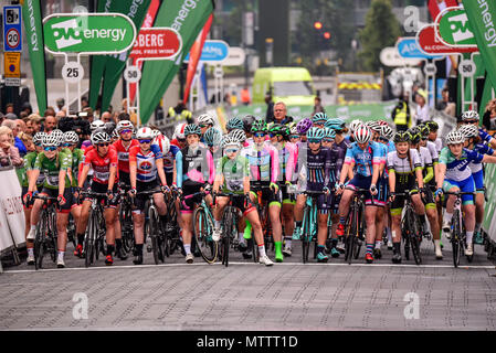 Les coureurs de l'équipe féminine prête à commencer l'élite dames 2018 OVO Tour énergétique cycle série race à Wembley, Londres, Royaume-Uni. Ronde 7 course de VTT. Ligne de départ Banque D'Images