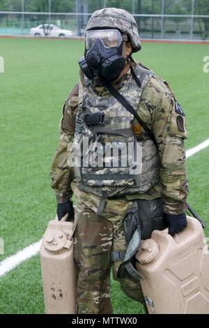 L'Adjudant-chef 2 William Uhila, un Freemont, CA, autochtones affectés à 65e brigade médicale, porte-conteneurs de 5 litres d'eau au cours de la remise en forme physique défi partie de la 8 e armée 2018 Concours meilleur guerrier, qui s'est déroulée au Camp Casey, République de Corée, le 17 mai, le 17 mai 2018. Le huitième meilleur guerrier de l'Armée de la concurrence est tenu de reconnaître et de sélectionner les plus qualifiés se sont enrôlés et junior sous-officier pour représenter 8 e armée à l'armée américaine meilleur guerrier Pacifique compétition à Schofield Barracks, HI. Le concours permettra également reconnaître l'agent plus performantes, warr Banque D'Images