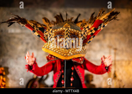 Un exemple d'art tribal, y compris ce masque casque à plumes, 'Mwaash aMbooy s um', qui sera mis aux enchères à Summers, Billingsh Banque D'Images