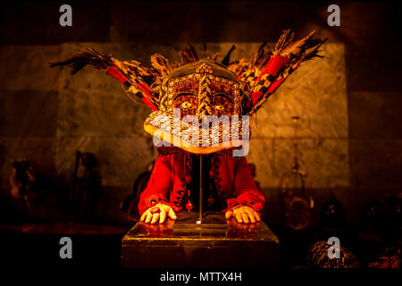 Un exemple d'art tribal, y compris ce masque casque à plumes, 'Mwaash aMbooy s um', qui sera mis aux enchères à Summers, Billingsh Banque D'Images